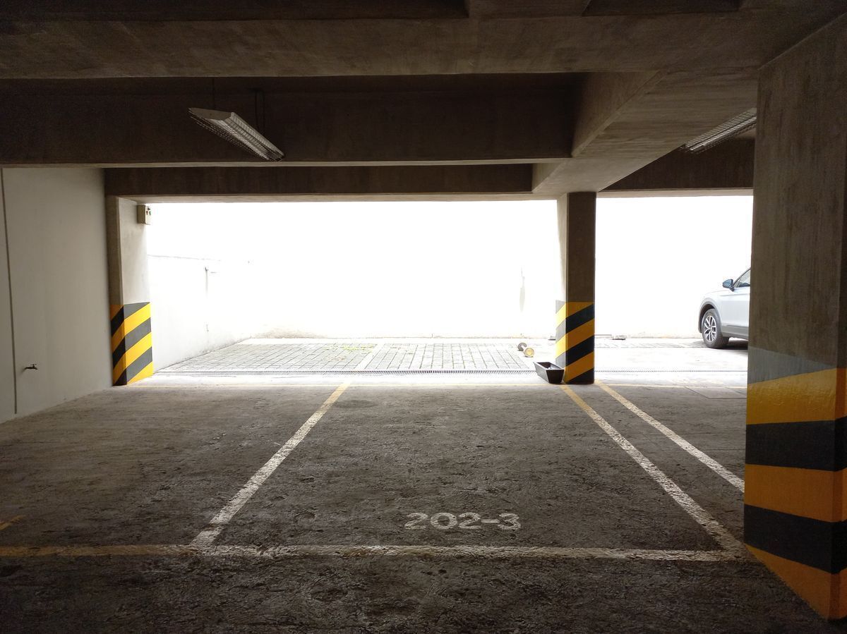 24 of 25: 2 amplios cajones de estacionamiento, uno detrás del otro