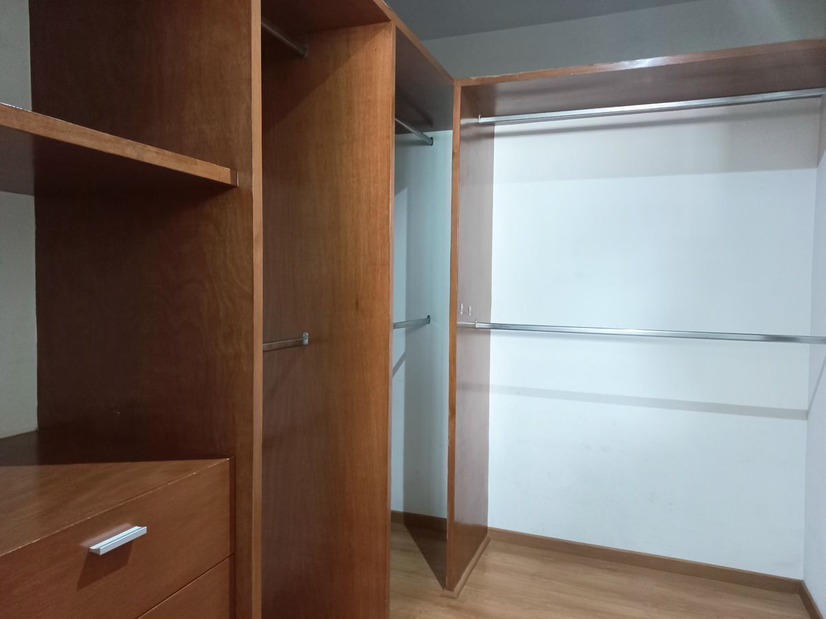 14 of 25: Vestidor recámara principal