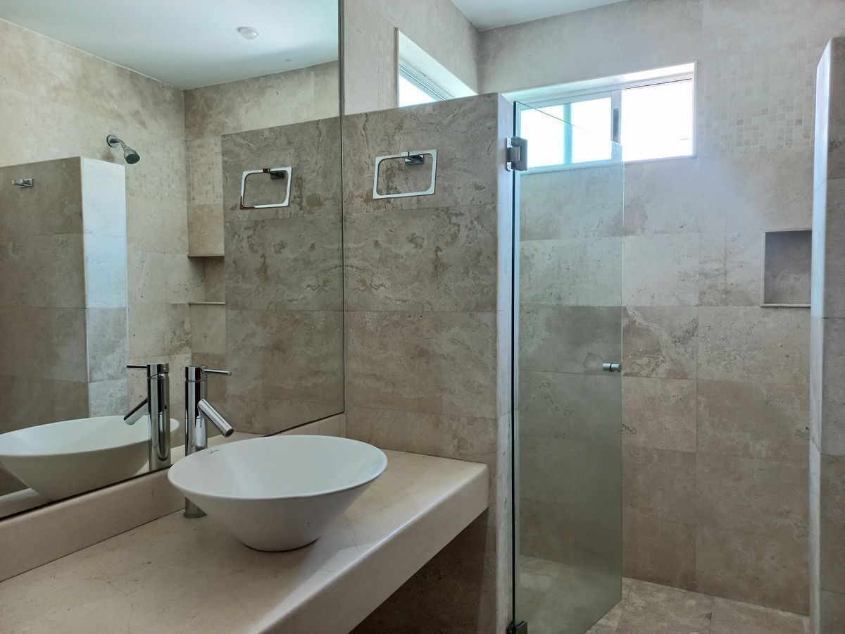 12 of 25: Baño recámara principal