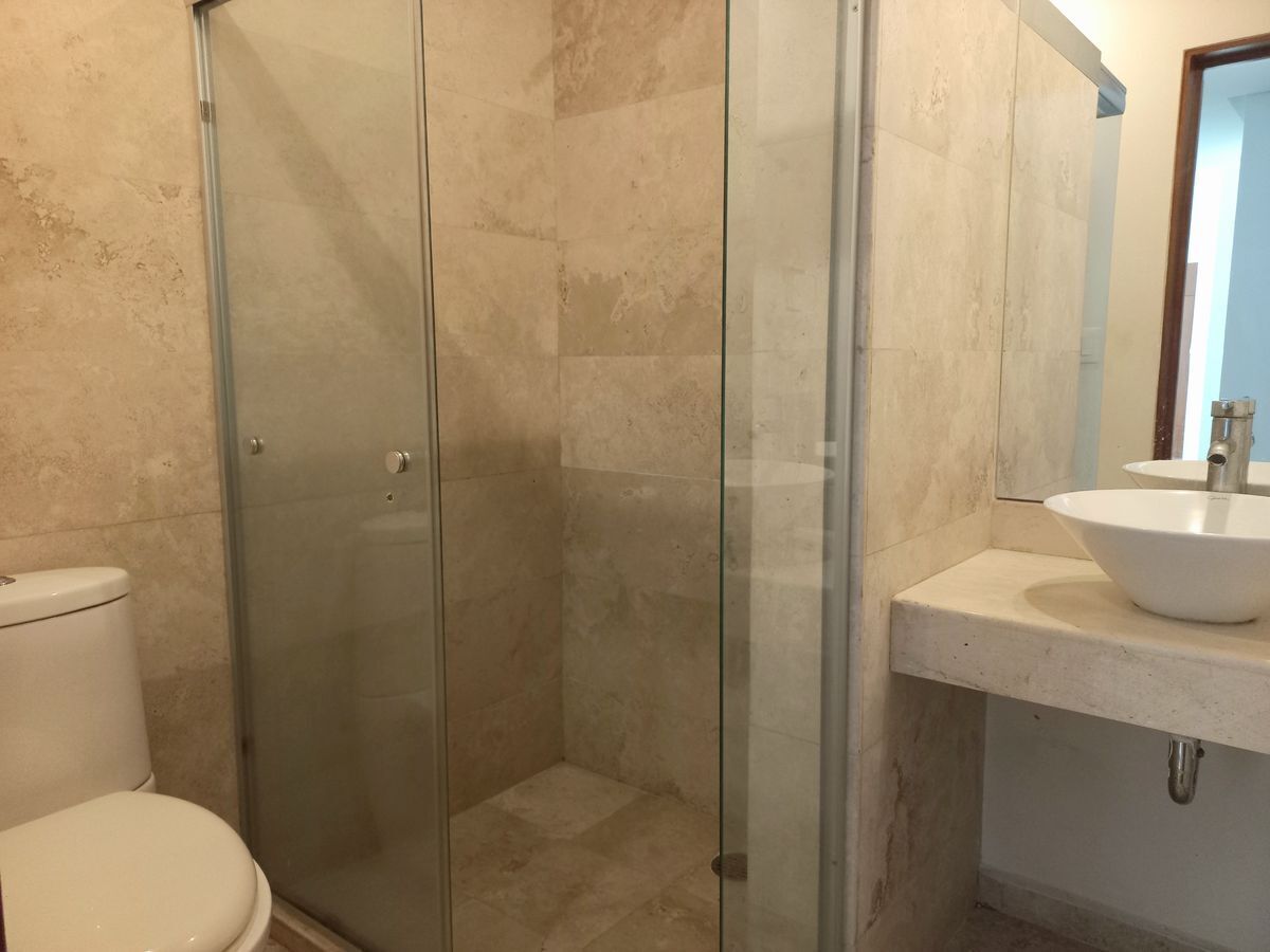 19 of 25: Baño secundario