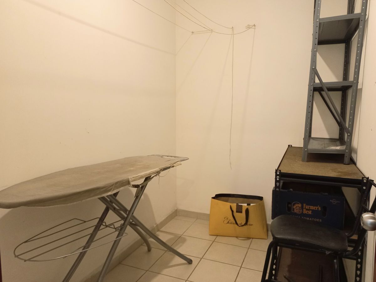 22 de 25: Cuarto de servicio con baño completo