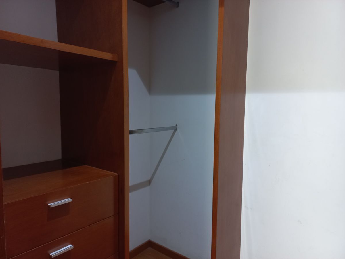 18 de 25: Vestidor recámara secundaria 2