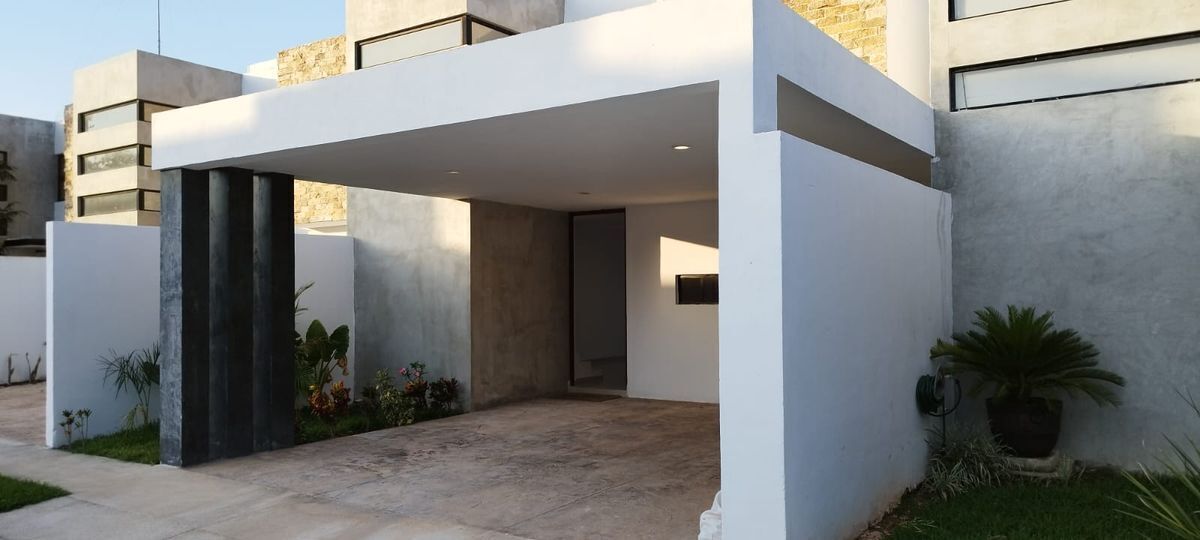 2 of 24: CASA CON COCHERA TECHADA Y JARDIN FRONTAL