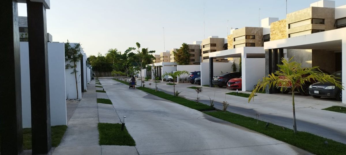 5 of 24: CARRILES DE ENTRADA Y SALIDA DE LA PRIVADA