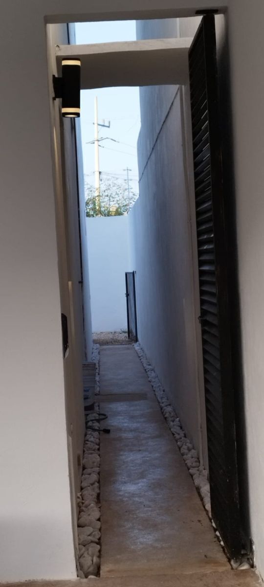 8 of 24: PASILLO DE SERVICIO Y AREA DE LAVADO TECHADA.