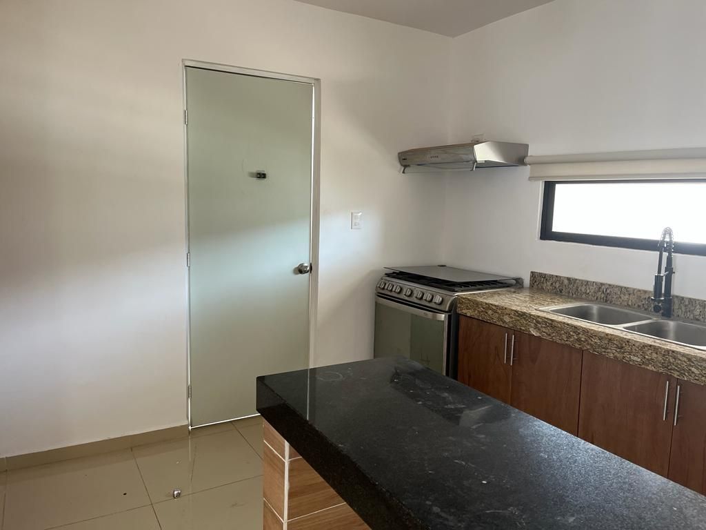 16 of 24: BARRA DESAYUNADORA CON MESETA DE GRANITO.