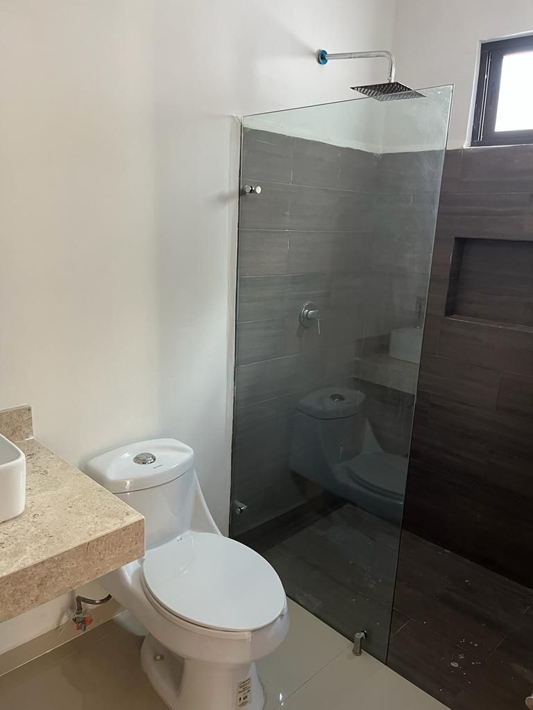 19 of 24: BAÑOS CON CANCELES TEMPLADOS