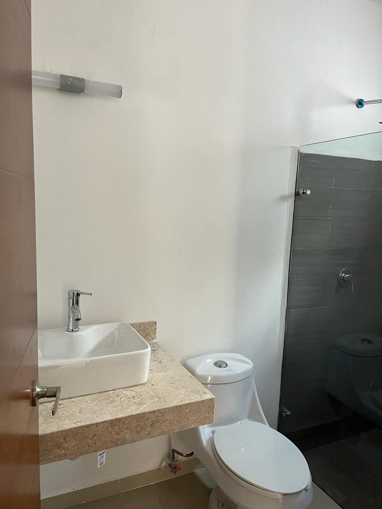 20 of 24: LAVABOS DE SOBREPONER E INODOROS ONE PIECE