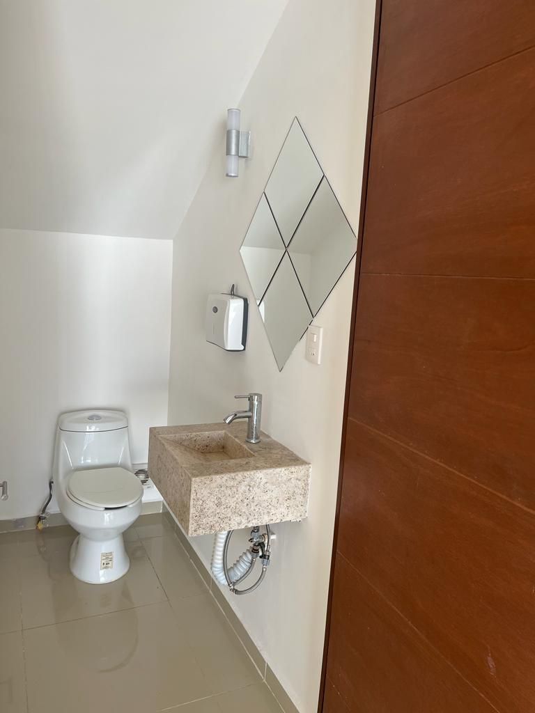 22 of 24: BAÑO DE VISITAS