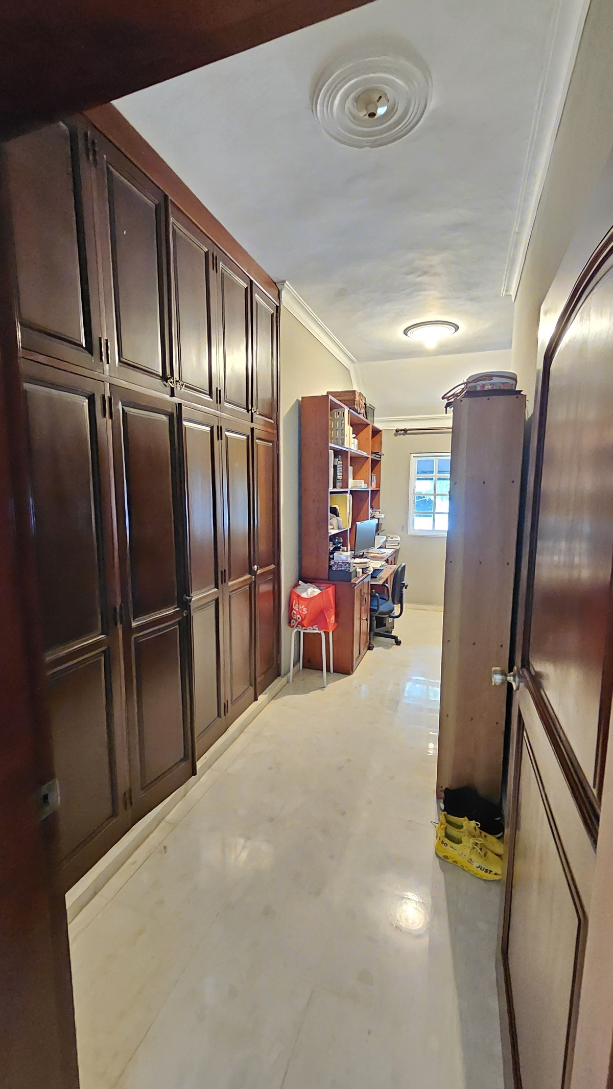 29 of 37: Cuarto de vestirse y closets habitación principal