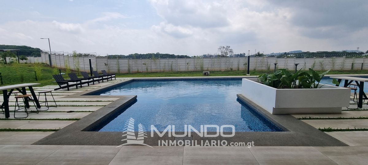 1 de 19: Piscina con áreas de solarium, y  juegos para niños.