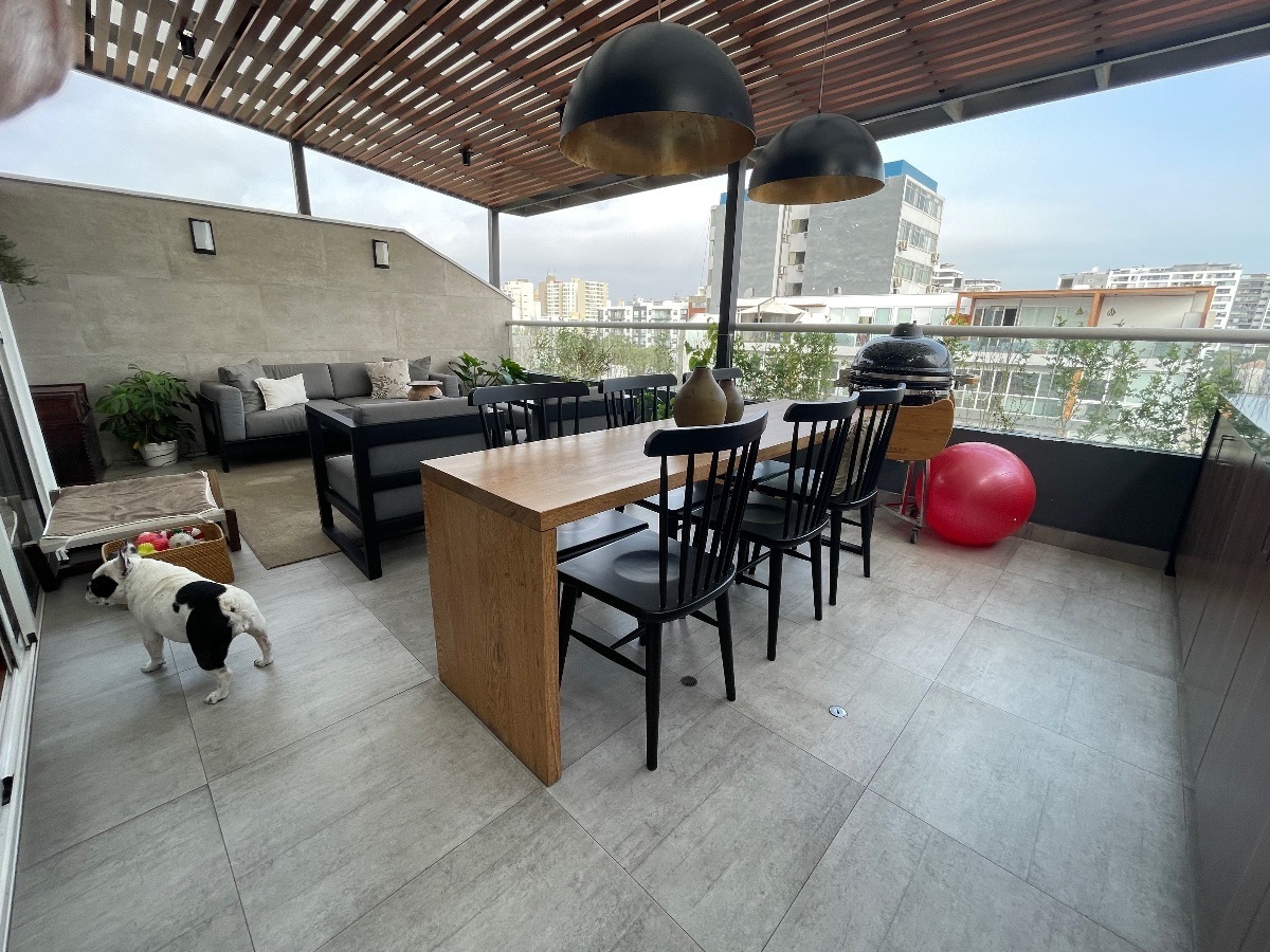 2 de 19: Cómoda terraza con espacio para comedor y juego de sala.