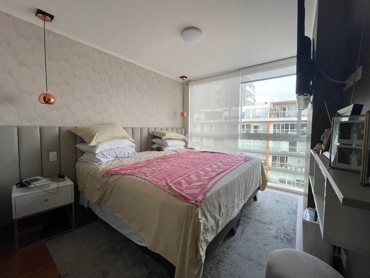 9 de 19: Dormitorio principal con walking closet y baño privado.