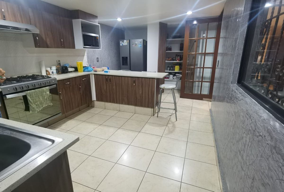 3 de 16: Cocina integral con amplios espacios.