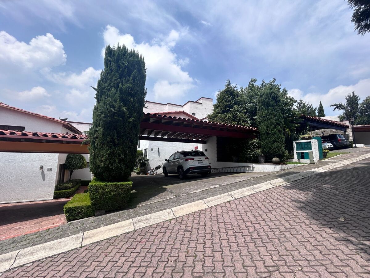 2 of 24: Estacionamiento de la casa