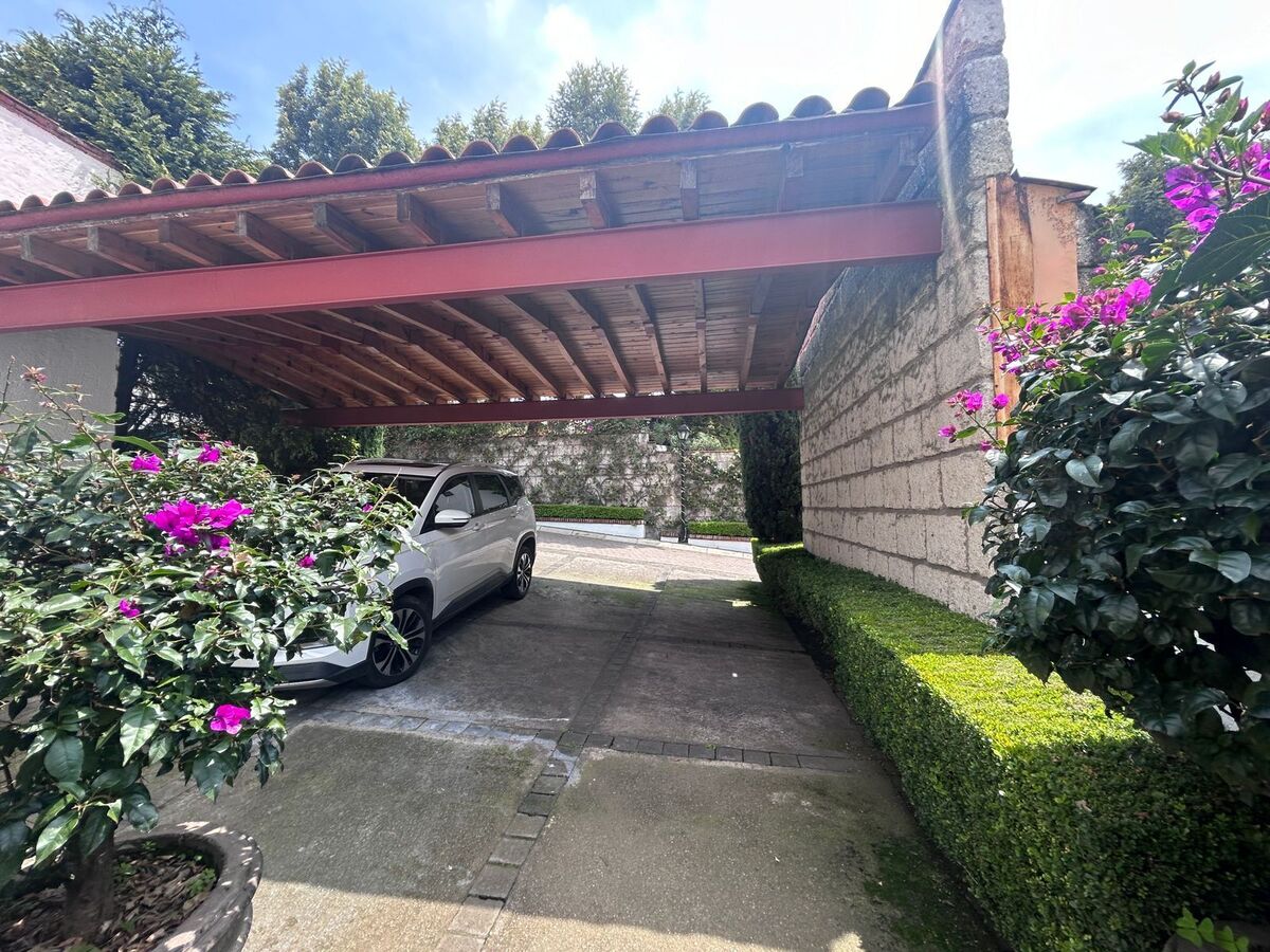 3 of 24: Estacionamiento de la casa, vista desde la entrada principal
