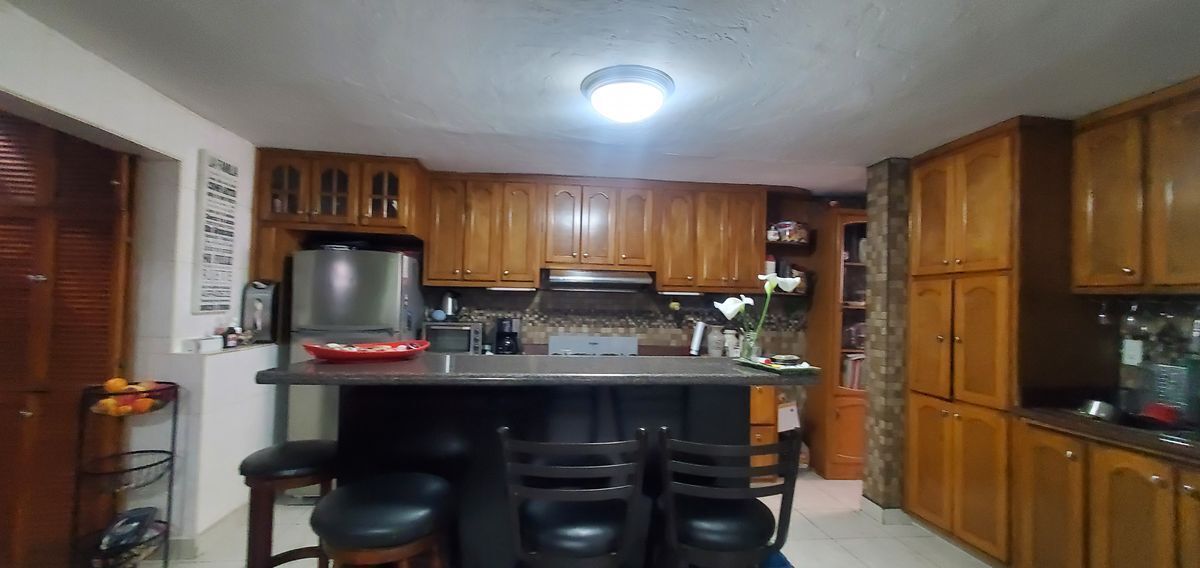 9 of 25: Cocina Integral con barra