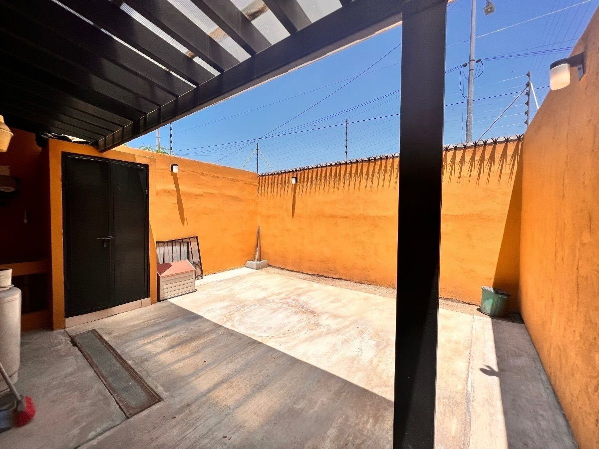 4 de 25: Patio súper amplio adecuado con cuarto para centro de lavado