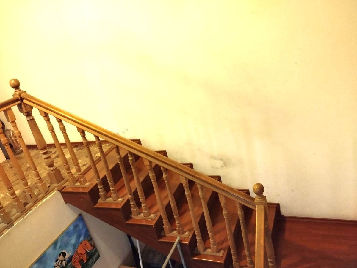 16 de 20: Escaleras y barandal con acabados en madera
