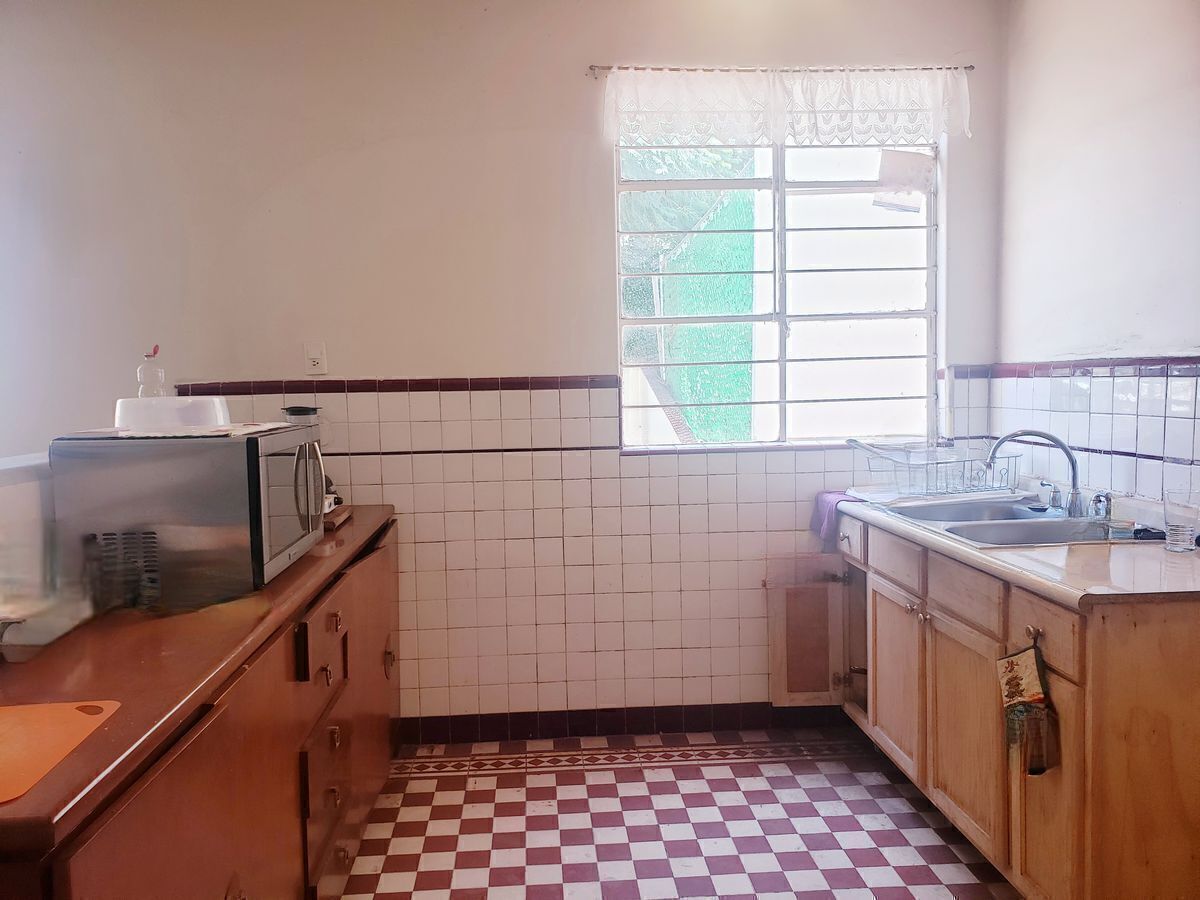 Cocina con vista al jardín