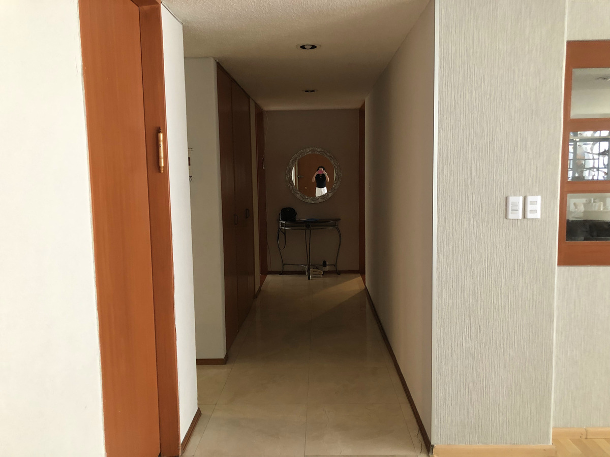 5 de 19: pasillo que conecta sala/comedor y habitaciones