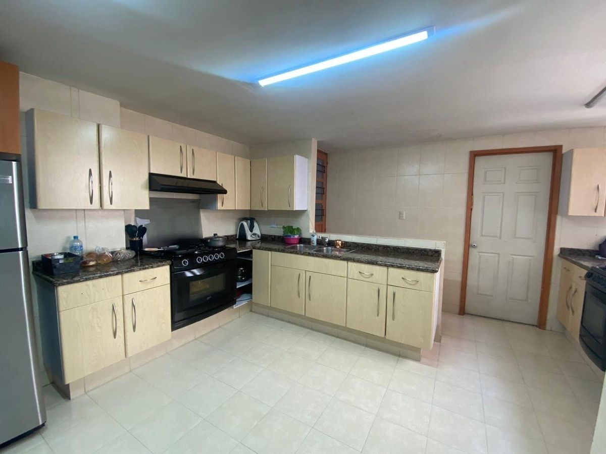 15 of 19: cocina con amplios espacios