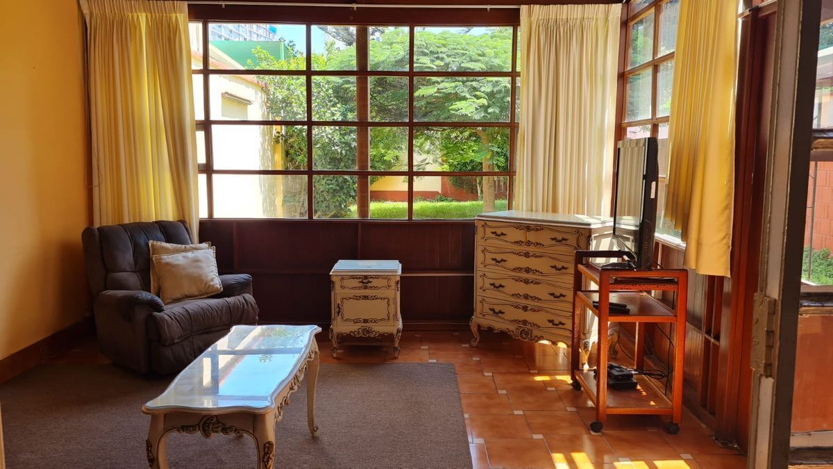 3 de 11: Sala de estar con vista al jardín y acceso a la terraza.
