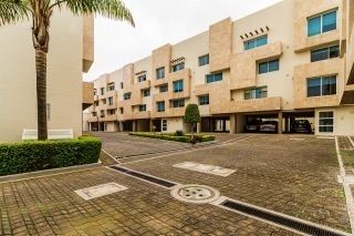Acceso a estacionamiento y Edificio.