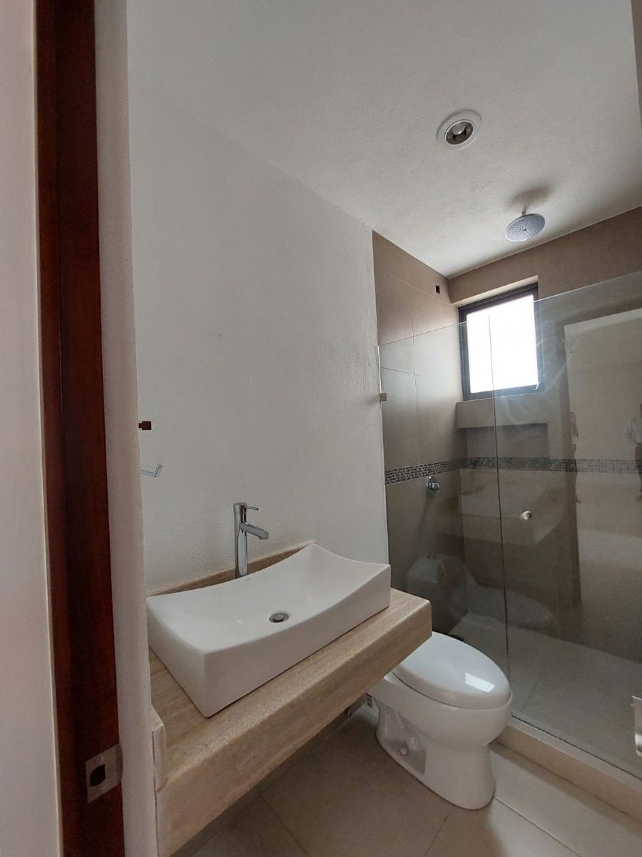 4 of 12: Baño PB