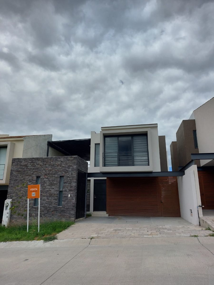 1 of 12: Fachada