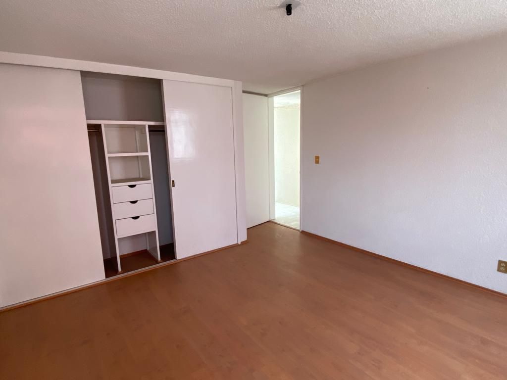 32 of 40: Parte central de closet con cajonera