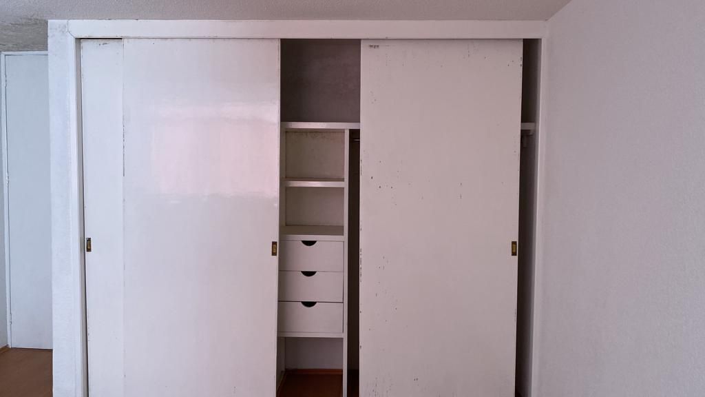 7 of 40: Closet de recámara secundaria