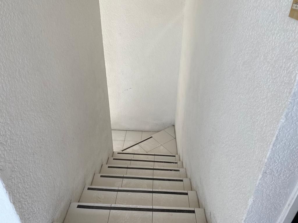 12 of 40: Escaleras a Primera planta