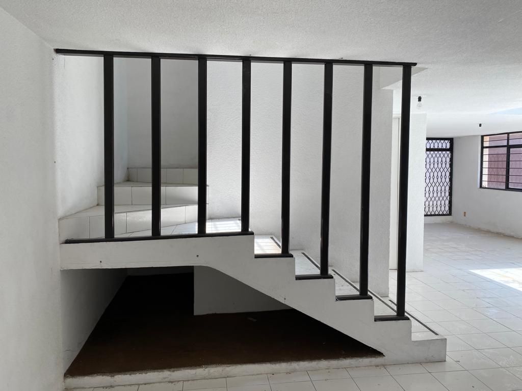 14 of 40: Escaleras con bodega