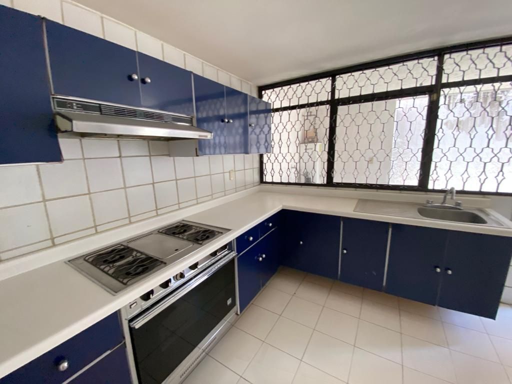 15 of 40: Cocina con acceso a patio