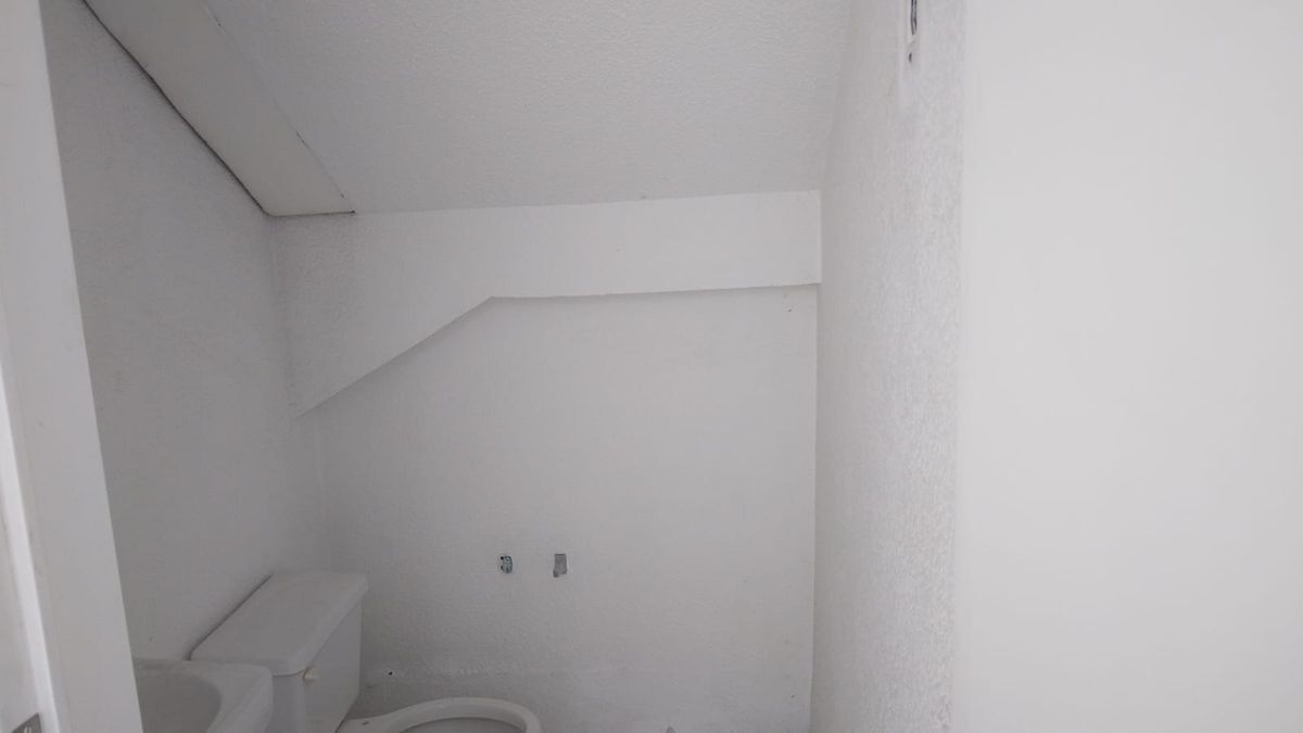 24 of 40: Medio baño de visitas.