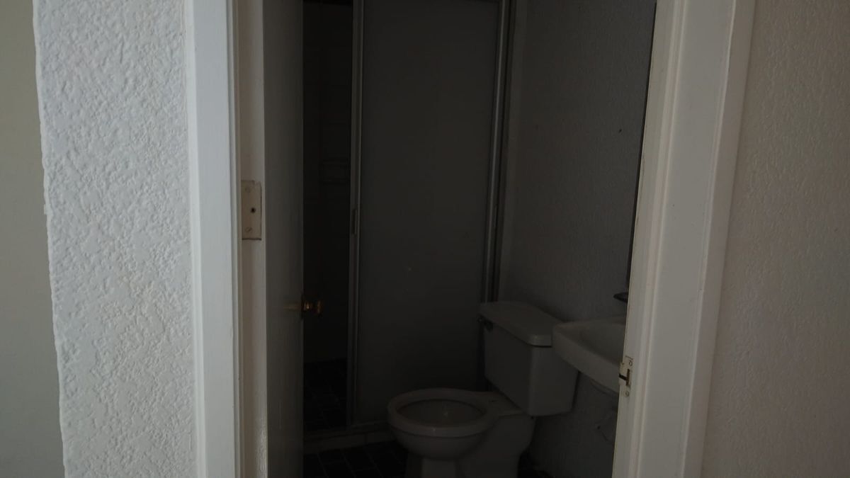 29 of 40: Baño secundario completo que comparten las recámaras.