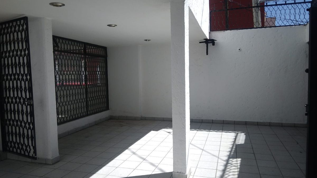 33 of 40: Ventanal de la sala que da al estacioamiento.