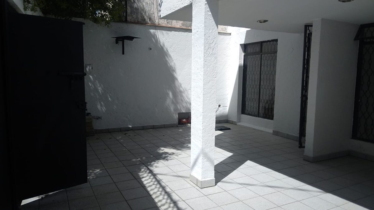 34 of 40: Estacionamiento a la entrada de la casa.