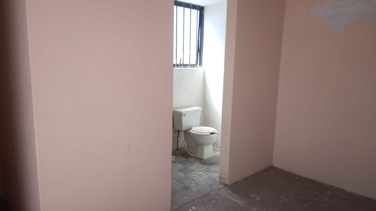 35 of 40: Baño de cuarto de servicio completo.