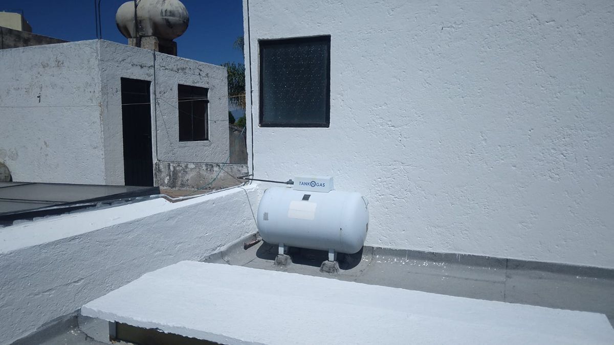 38 of 40: Tanque de gas estacionario en azotea.