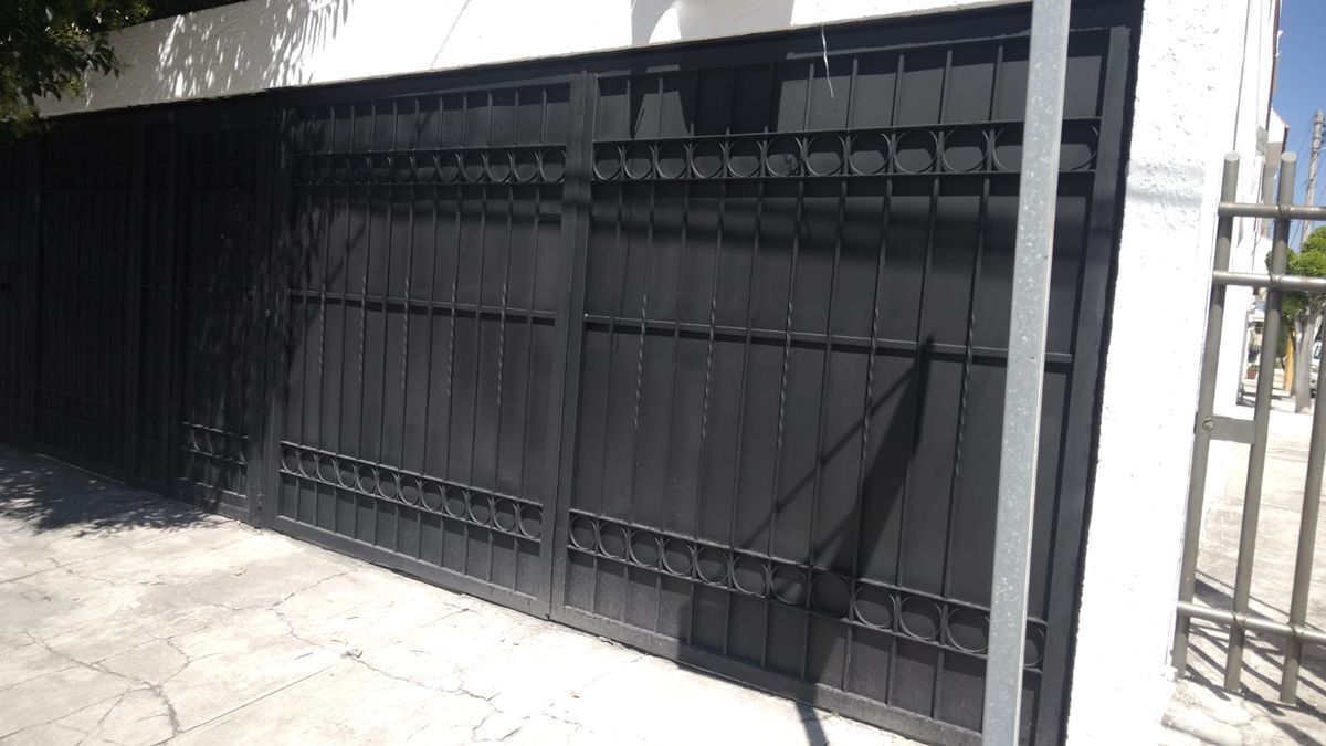 39 of 40: Fachada. Puerta de herreria.