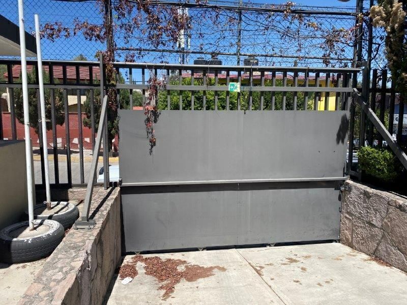 21 de 22: Entrada vehicular.