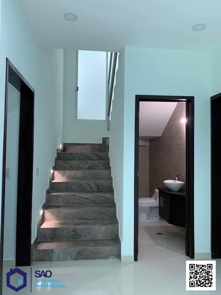 6 de 17: Escalera con iluminación a piso