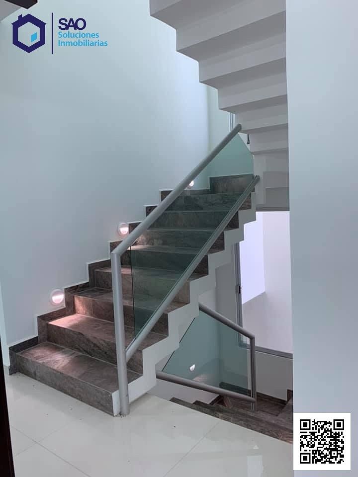 14 de 17: Escalera con iluminación a piso