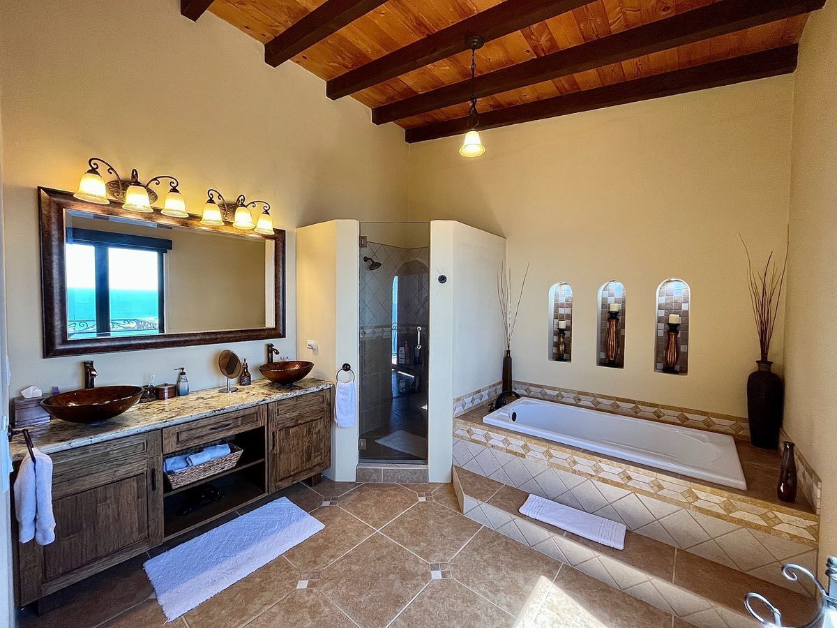 baño completo con jacuzzi de la habitacion principal