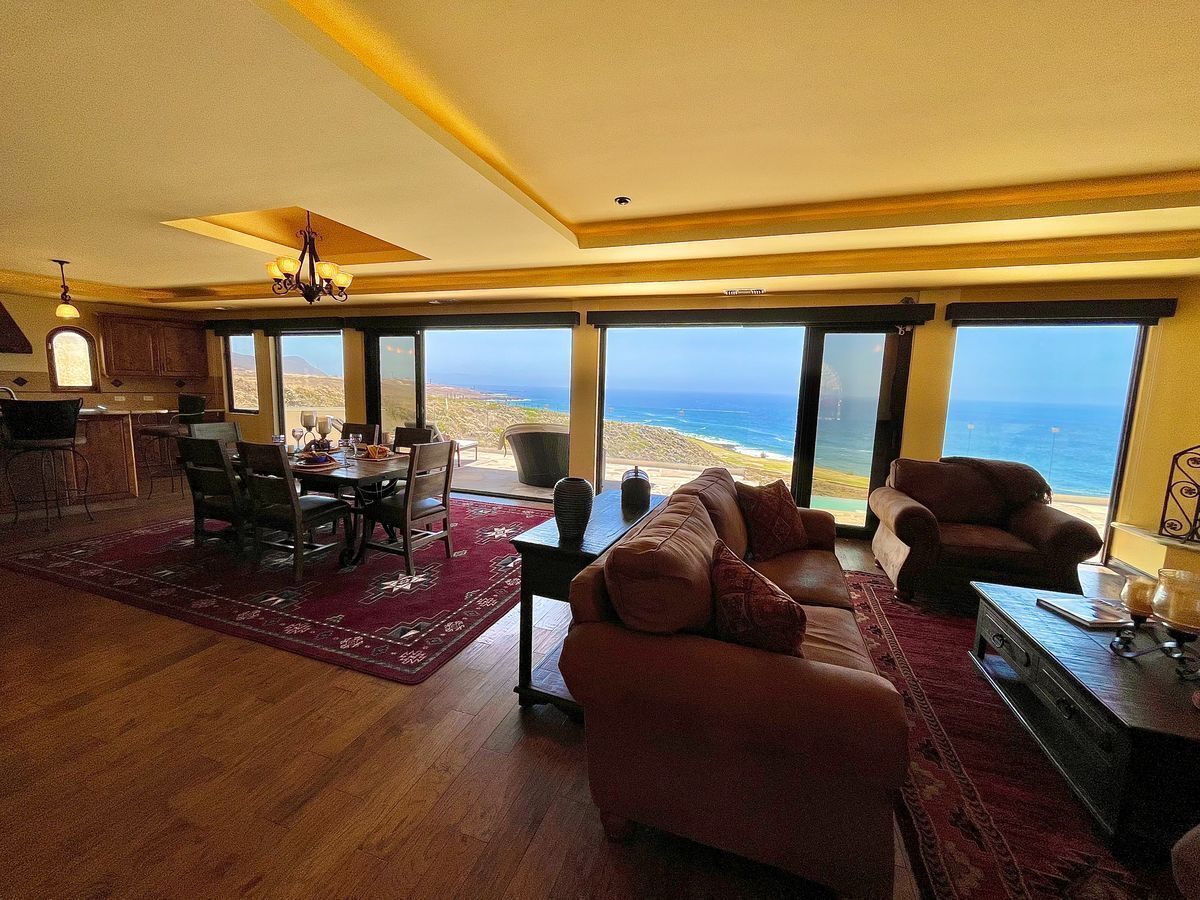 sala y comedor con vista al mar