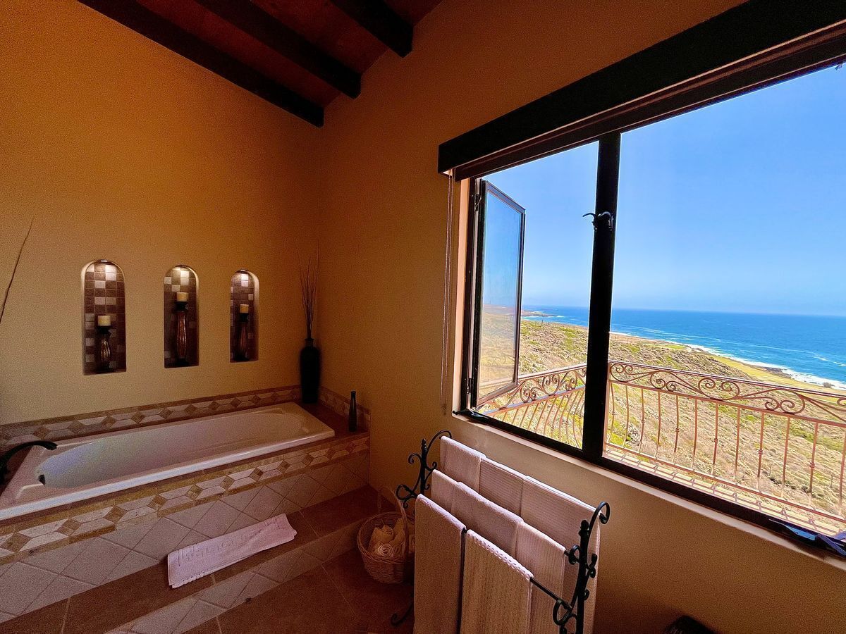 jacuzzi de la habitacion principal con vista al oceno