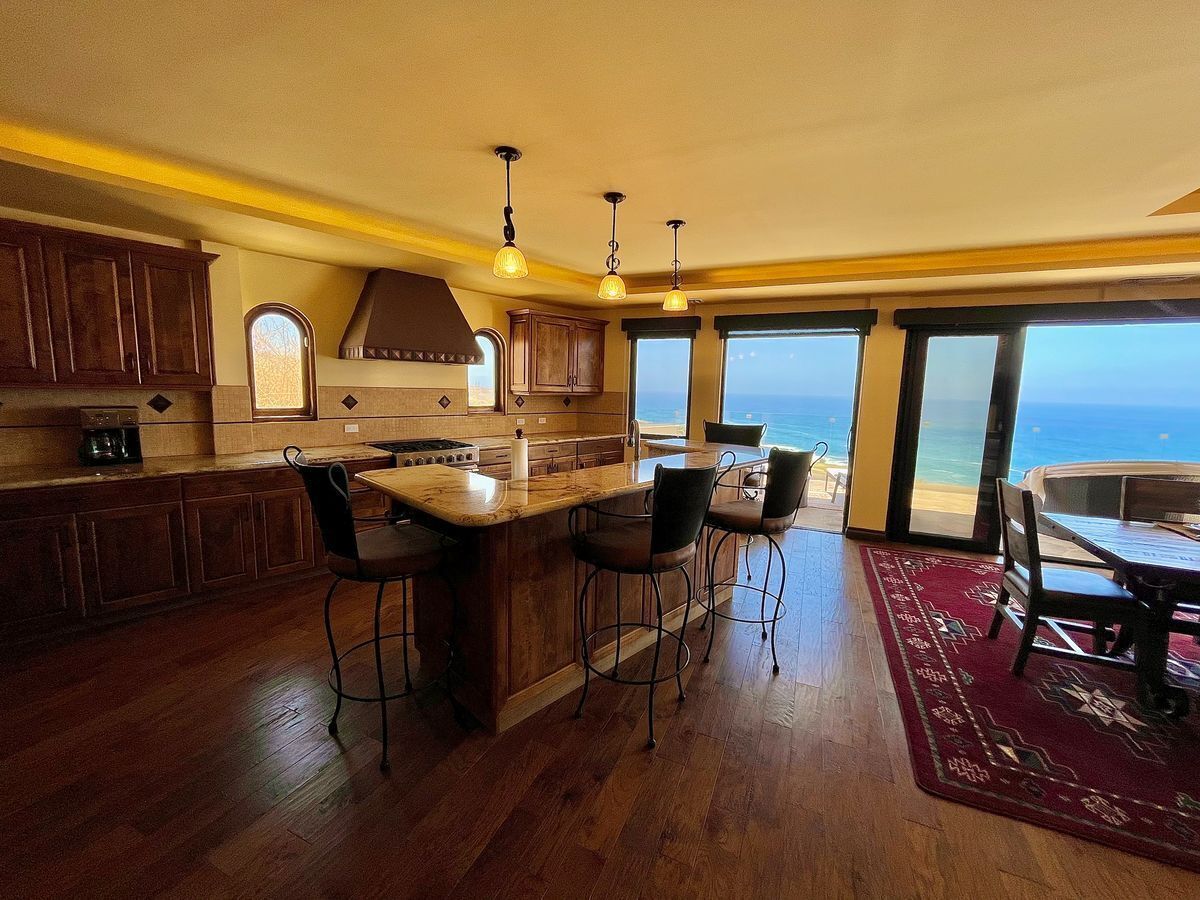 cocina totalmente equipada con encimeras de granito