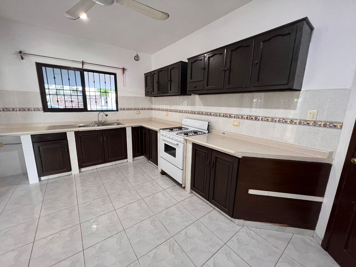 33 de 45: COCINA CON ANAQUELES EN MADERA